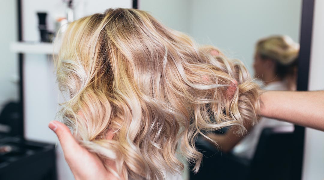 Une femme chez le coiffeur