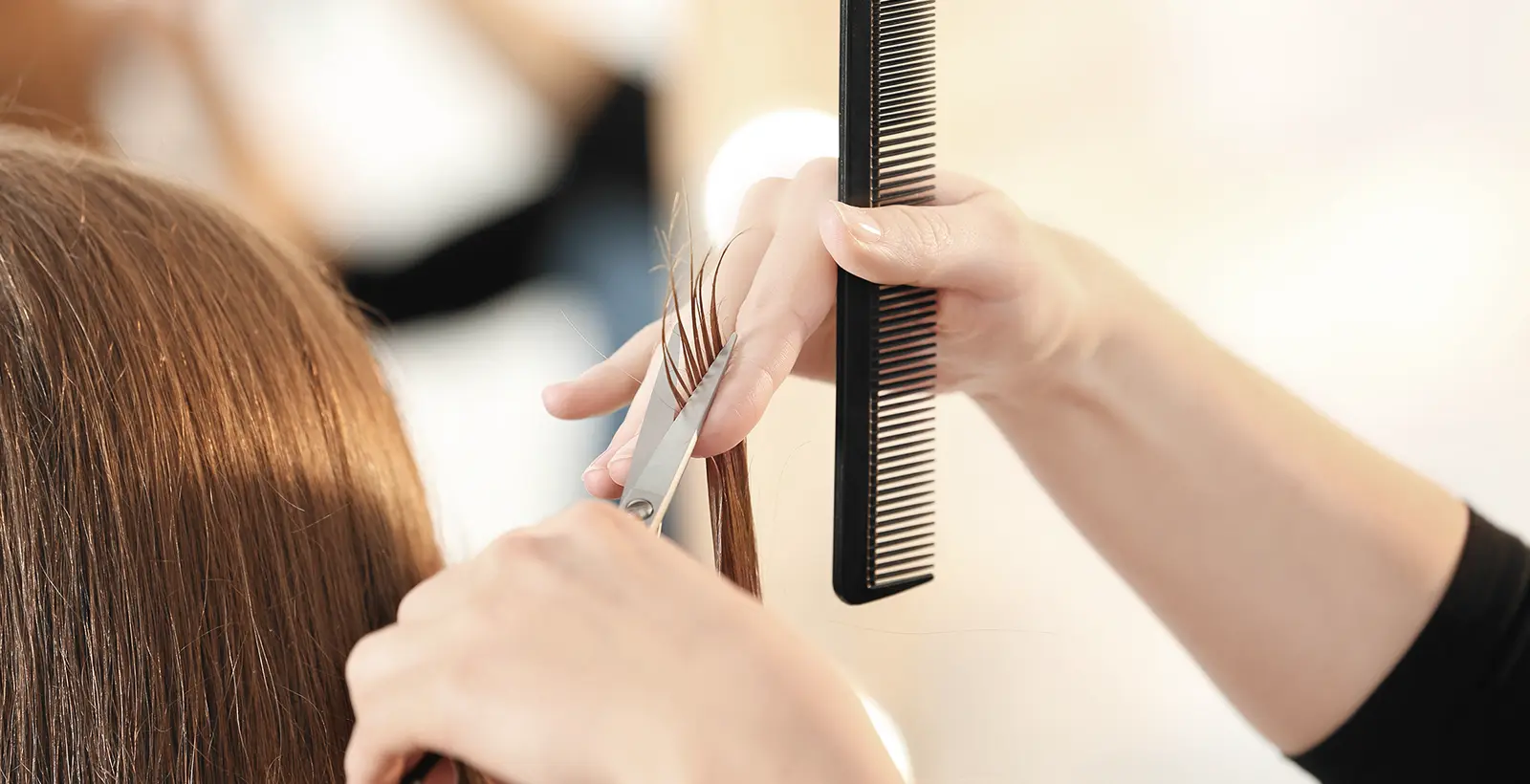 Une femme se faisant laver les cheveux dans un salon de coiffure à Ixelles