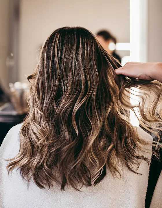 Une jeune femme se faisant coiffer