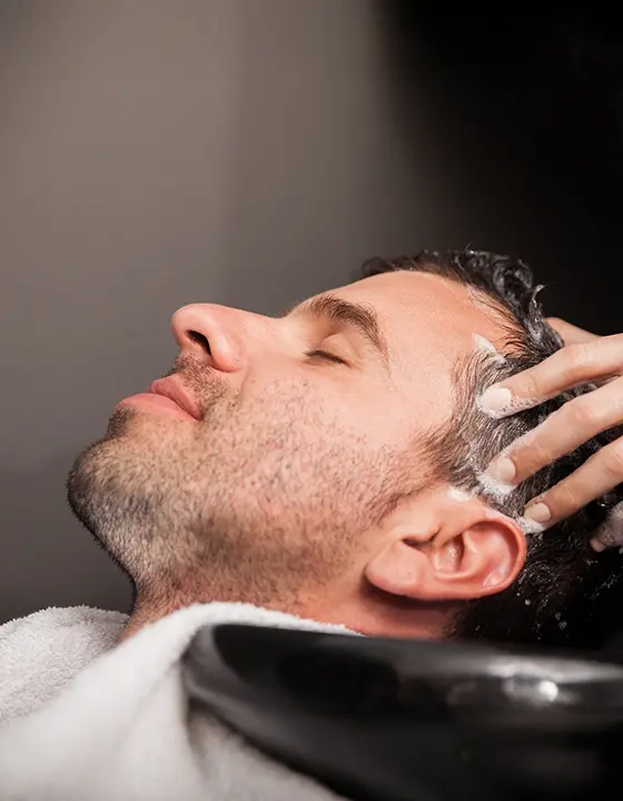 Un homme se fait coiffer