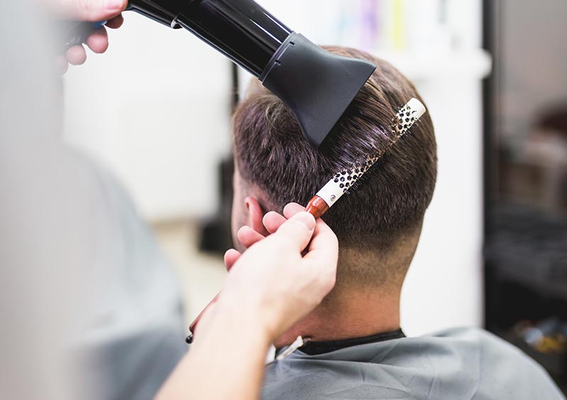 Un homme se faisant couper les cheveux